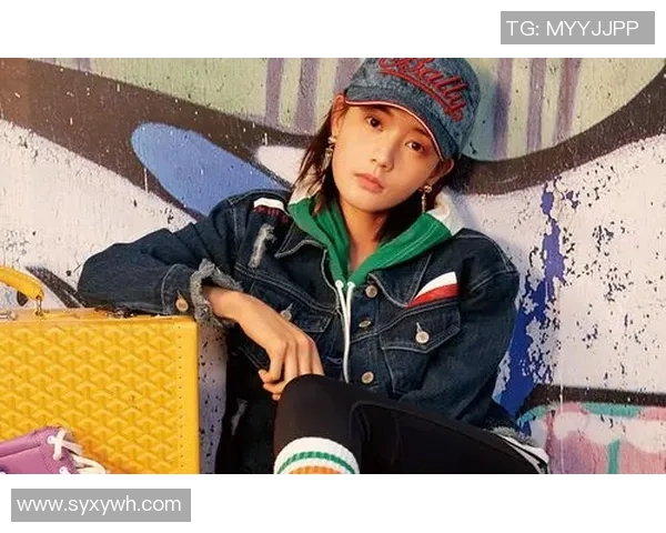 女足球星潮流前卫亮相露脐装展现运动与时尚完美融合